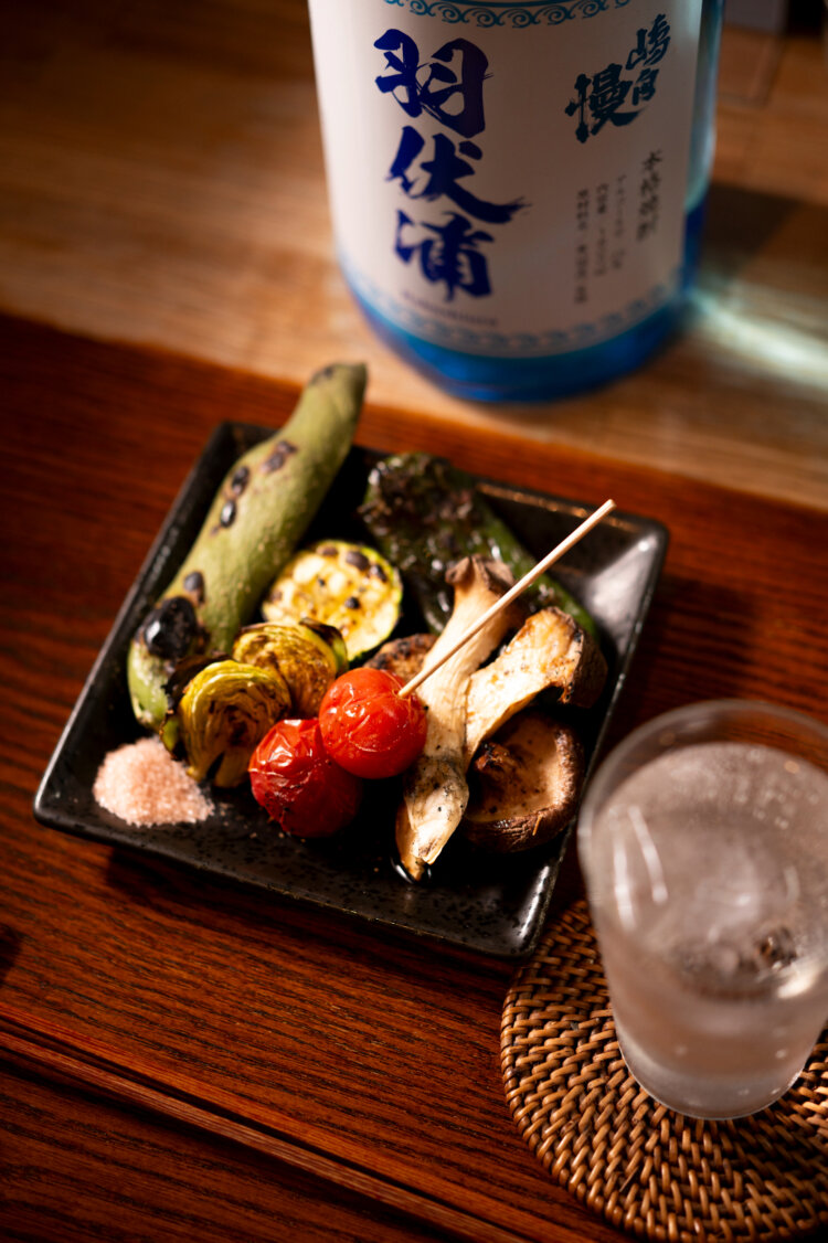 野菜焼きからコースがスタート。東京・新島産、爽やかな「嶋自慢羽伏浦」で喉を潤そう。