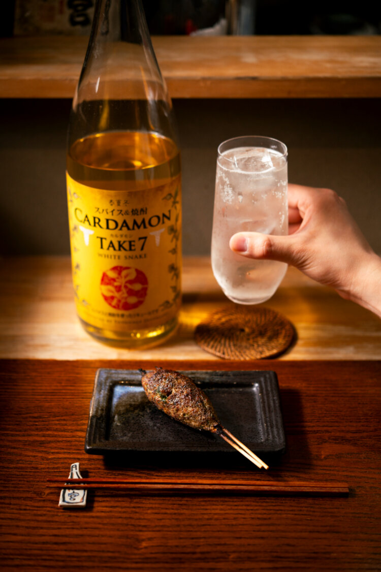 クミン入りのつくねに、カルダモンの風味がさく裂するスパイス焼酎の炭酸割りを。