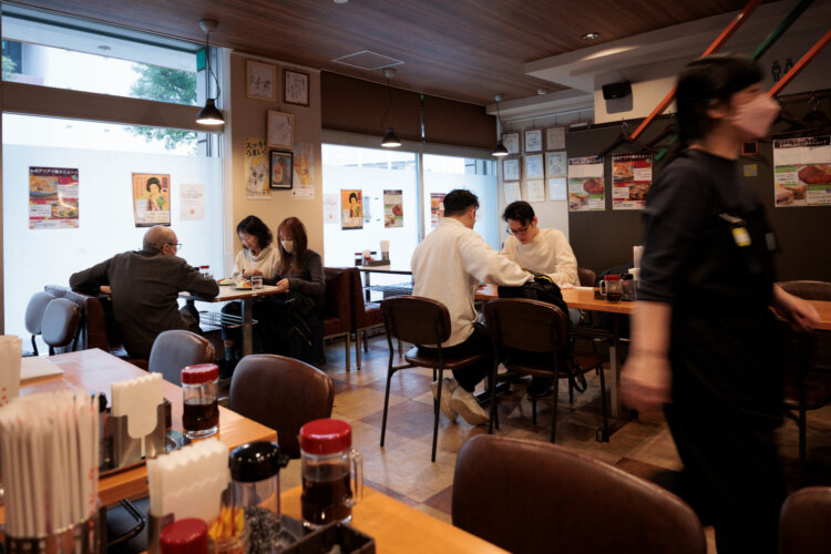 移転後、明るくなった店内。