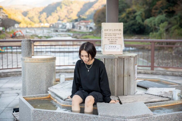 かじか橋の橋上には足湯の「かじかの湯」がある。
