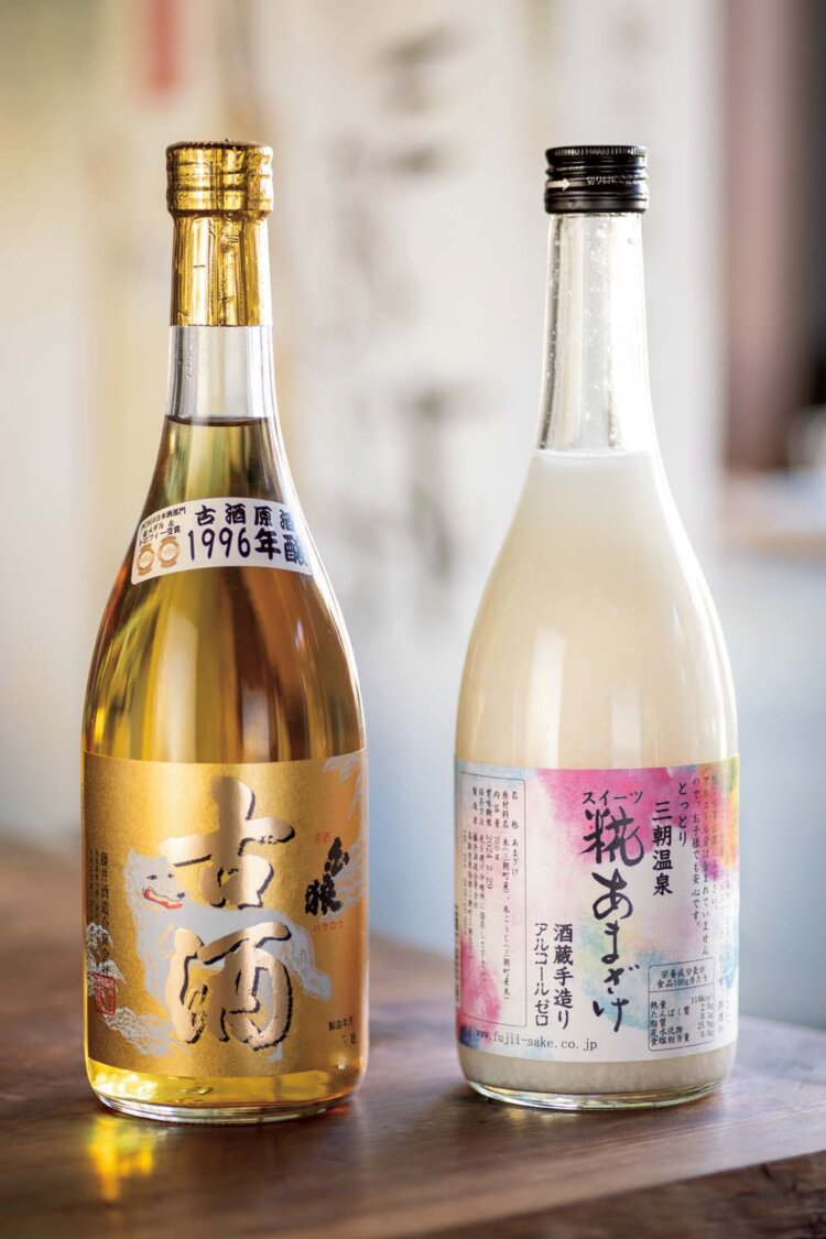 世界大会金賞の名酒、白狼古酒原酒1996年醸造720ml1万1000円（左）。クセのない甘さが人気のスイーツ糀あまざけ750ml1100円。
