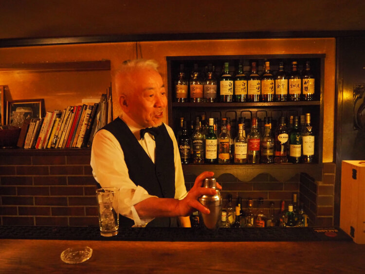 バーテンダーの開幾夫さん。
