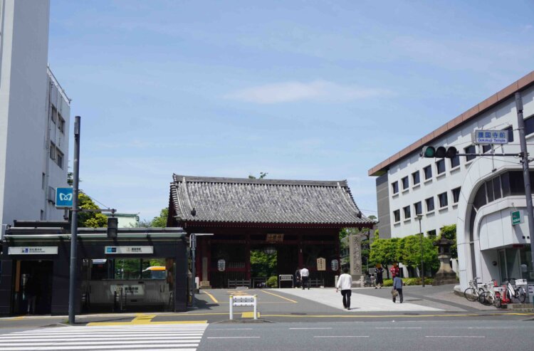 護国寺駅ができるはるか前、大正時代から仁王門前に交番が立っているという。