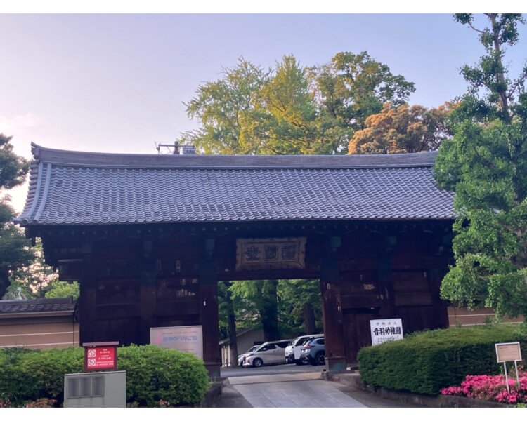 境内の東側に立つ惣門。綱吉公は1000人あまりのお供を引き連れてこの門から参詣したという。