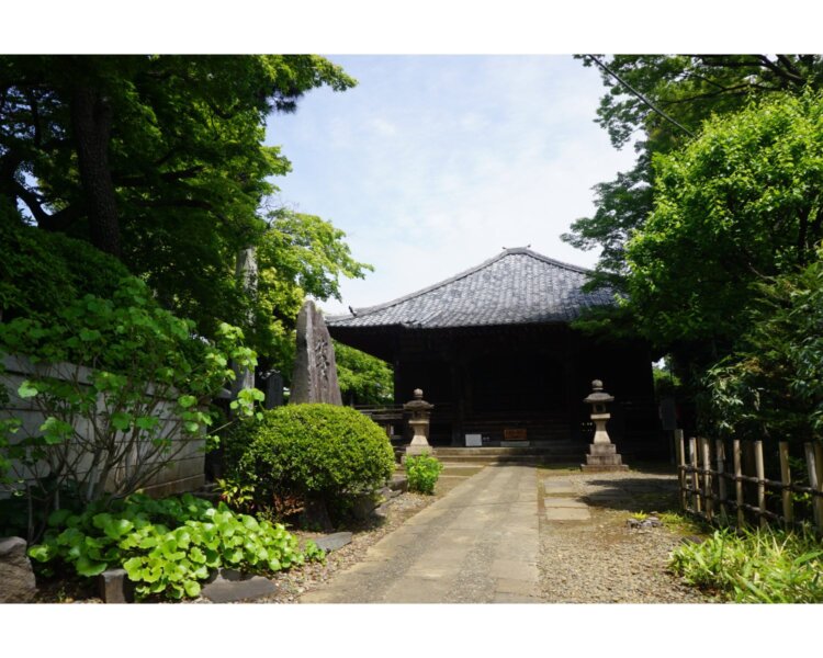 弘法大師、興教大師、本覚大師と3体の大師像を祀る大師堂。
