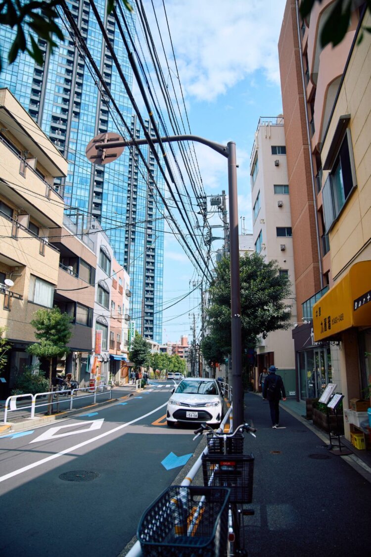 百反通りには昭和期から続く商店がまだまだ現役だ。