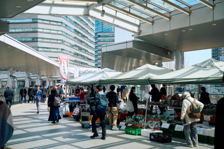 駅南口の東西自由通路では、マルシェが木～土に開催中。