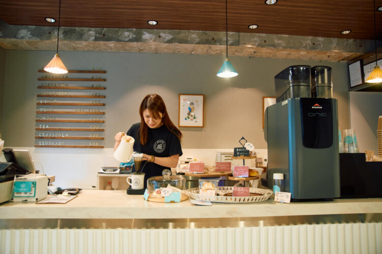 カウンターに沿ってベンチが伸びる。ハンドドリップコーヒーは600円～。