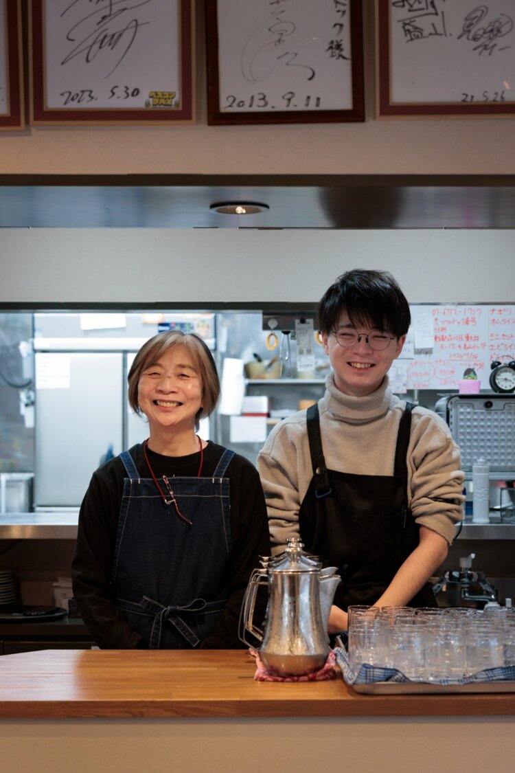 療養中の謙さんに代わり、店を支える智子さんと三男の敦さん。
