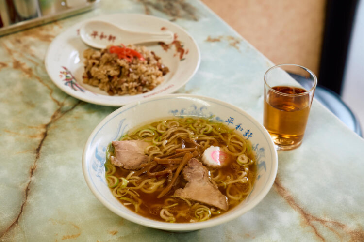 ラーメン550円と半チャーハン380円。