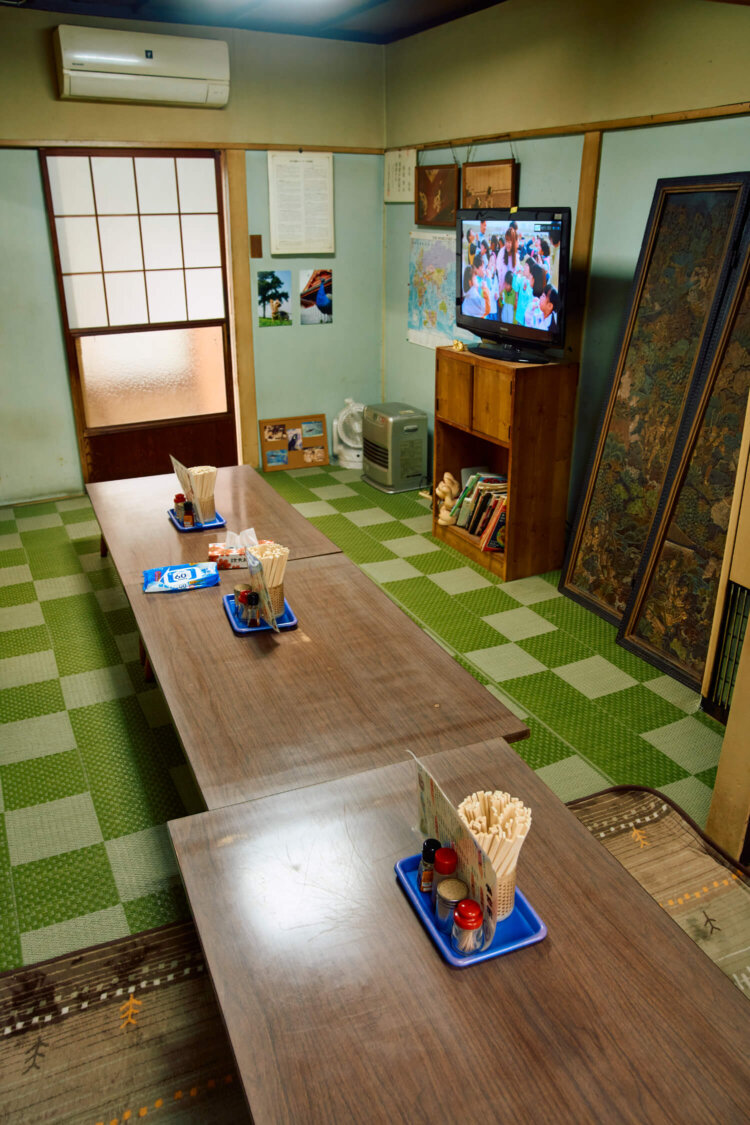 テーブル2卓だが、奥にはちゃぶ台が連なる座敷席があって和む。
