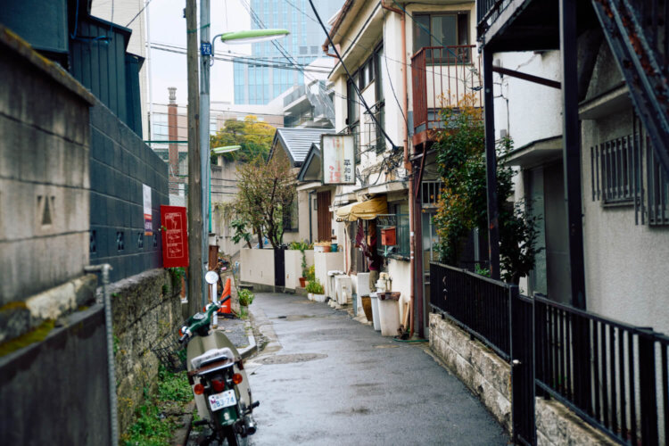 車も入れぬ路地に立つ『平和軒』は、大崎の昭和遺産だ。