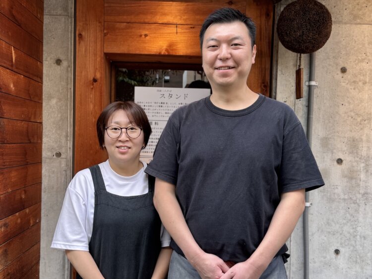 店主の立澤光太さん。左は妻のいよりさん。