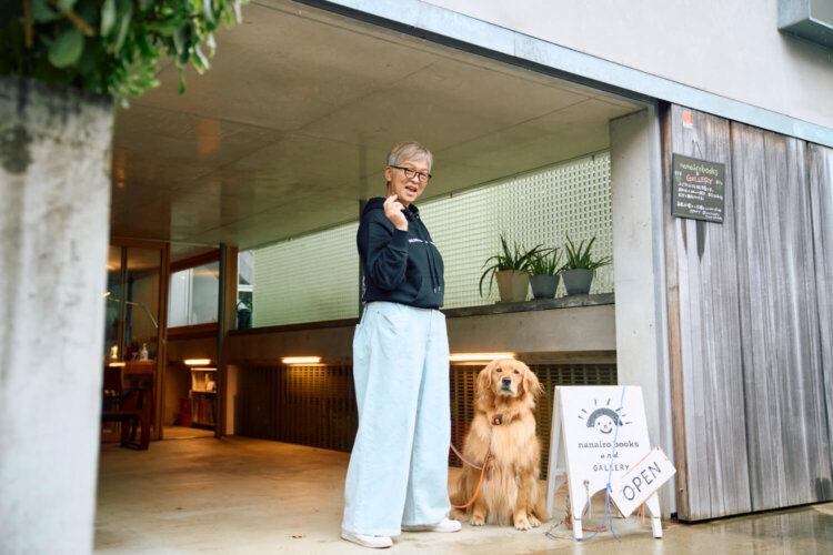 愛犬サニーと出迎える藤村さん。