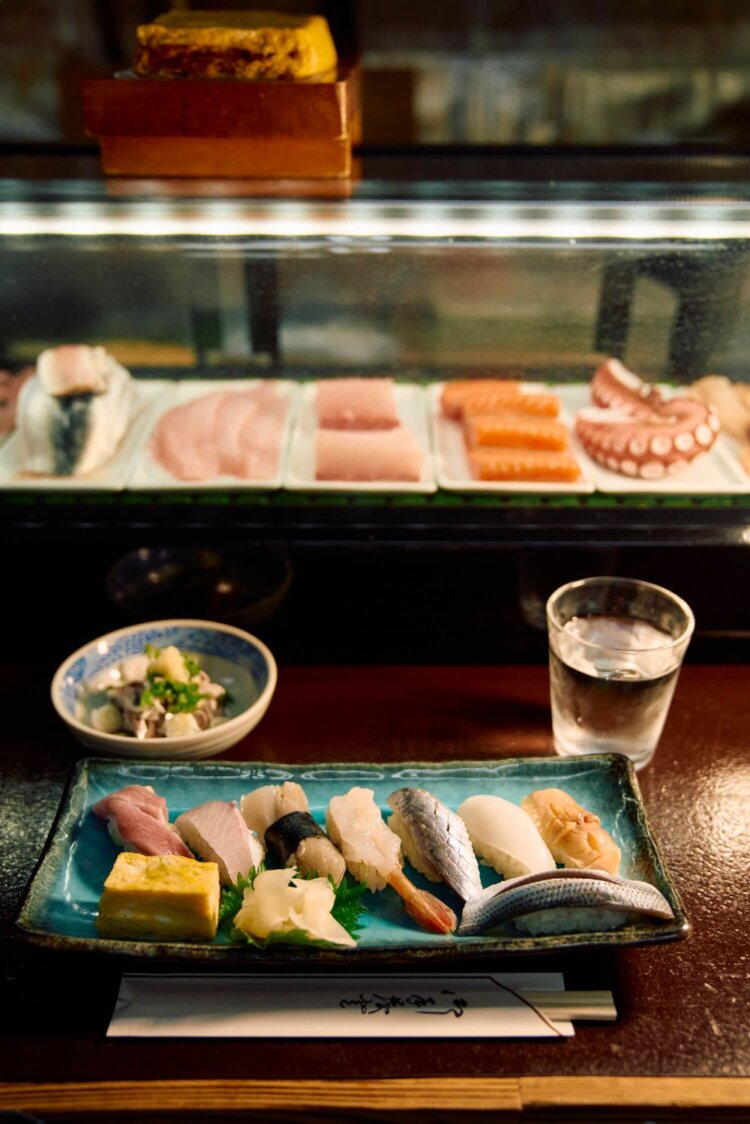 おまかせ寿し１人前は7～ 8貫2200円～。イワシのたたき550円、地酒550円～。