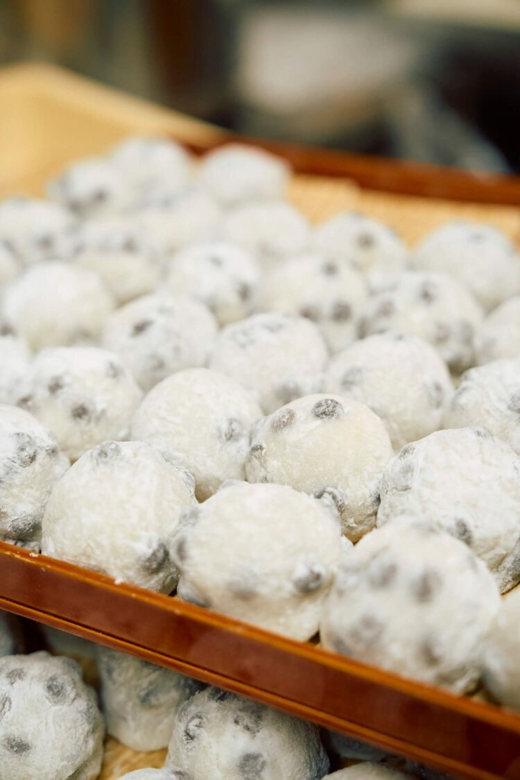 豆大福250円を手土産として大量購入する人も多い。