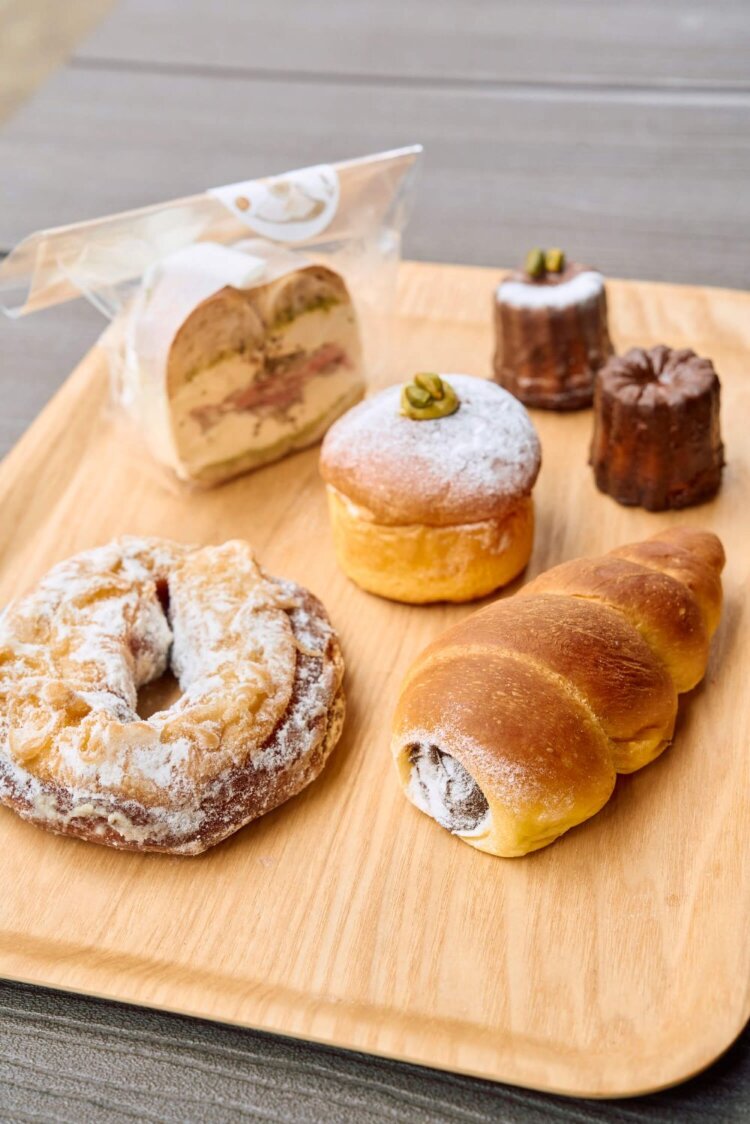 大人のチョココロネ390円、 台湾ドーナツ360円、ピス タチオクリームパン450円、カヌレ390円～、サラミとカマンベールサンド580円。