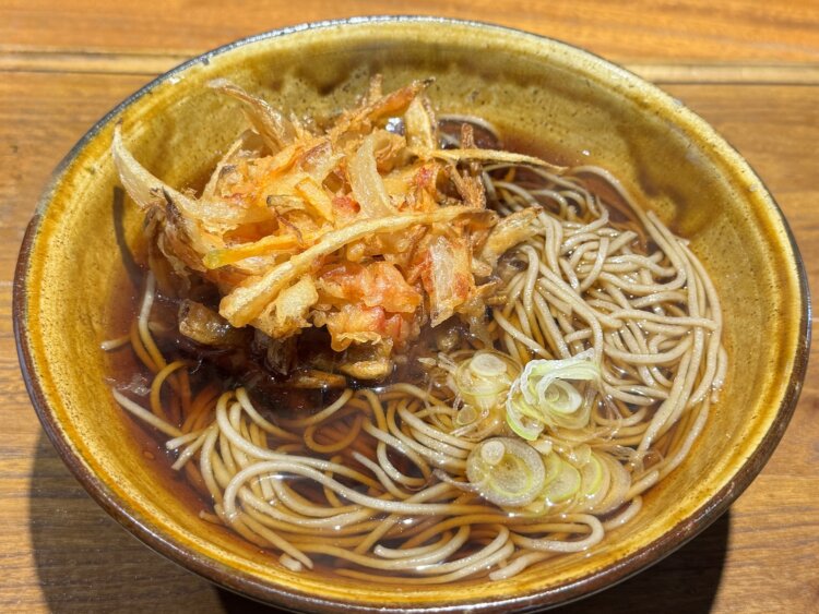 立ち食いそばでは定番のかき揚げそばは680円。かき揚げの油が加わり、ツユのうまさもランクアップ。