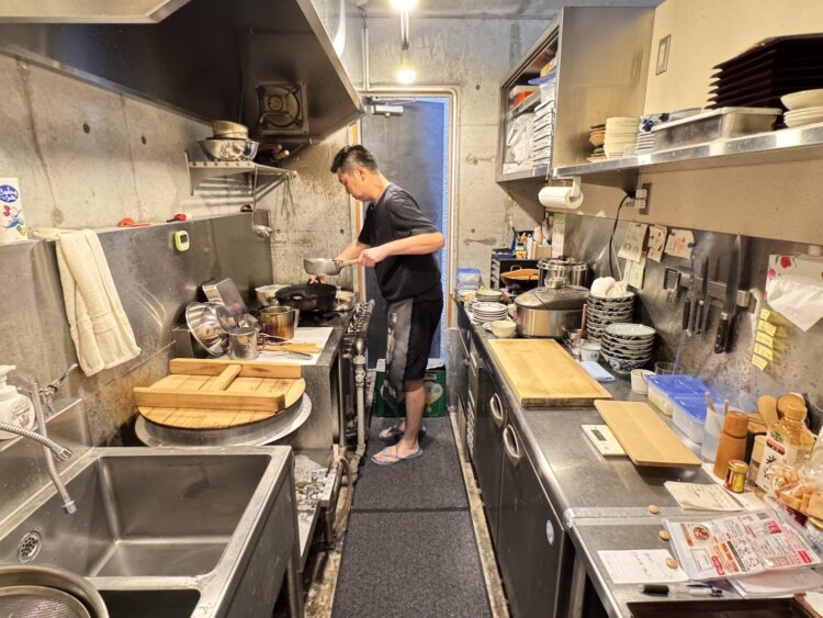 厨房で黙々とそばを作り続ける。