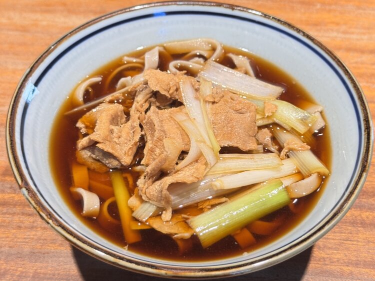新メニューの冷や肉そばは、チュルンとした平打ち太そばと、肉の旨味のマッチングが絶妙。