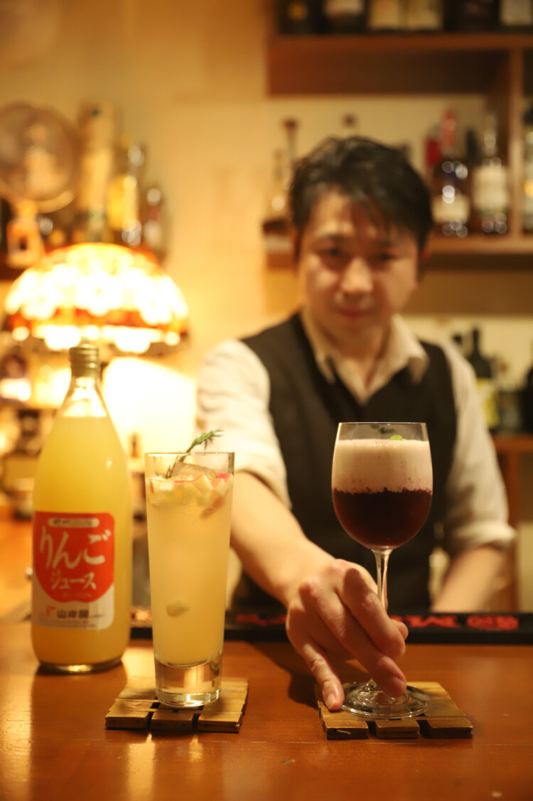 「時間で温度と味わいが変わるカクテルも」。実家の果樹園のリンゴを使ったカクテル1200円（左）。