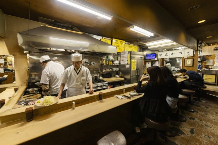 文芸評論家の福田和也が愛した店としても知られている。