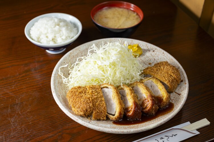 ヒレカツ定食2800円。山形豚を使用し、下ごしらえの段階でたたいて伸ばすことで食感を柔らかくする。