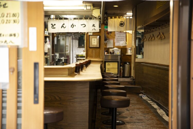 カウンター席が『丸八 とんかつ店』の特等席。