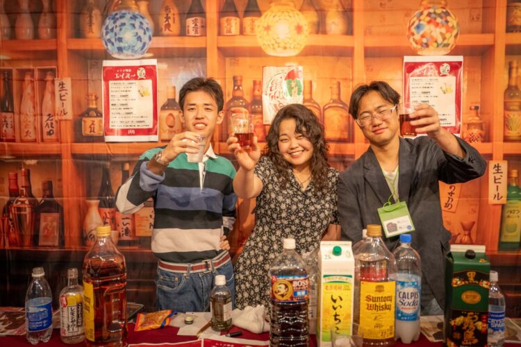 「レトロ研究会」の方々。未成年にはもちろんソフトドリンクをご用意！