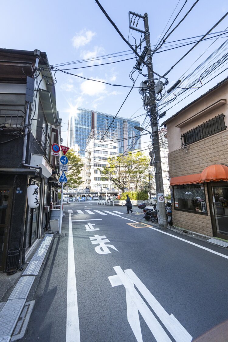 大井新地横丁の間から『OIMACHI TRACKS』のビルが顔を出す。