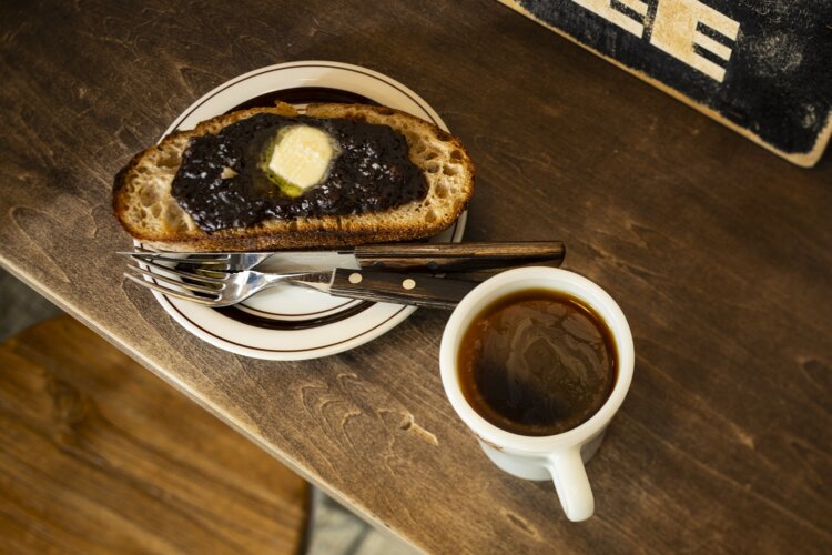 スウェーデンのロースター『Standout coffee』のコーヒー豆で淹れるハンドドリップコーヒー700円～。あんバタートースト（モーニングのみ）700円。