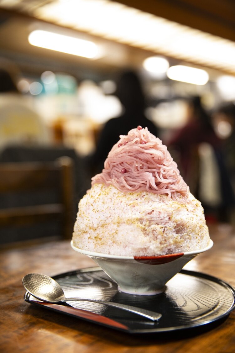 春限定の桜モンブラン1950円。桜の塩漬けを練乳、ミルクと一緒に煮詰めた自家製の桜ミルクが香る。食べ進めると氷の中からグリオットチェリーソースや杏仁豆腐が出現。