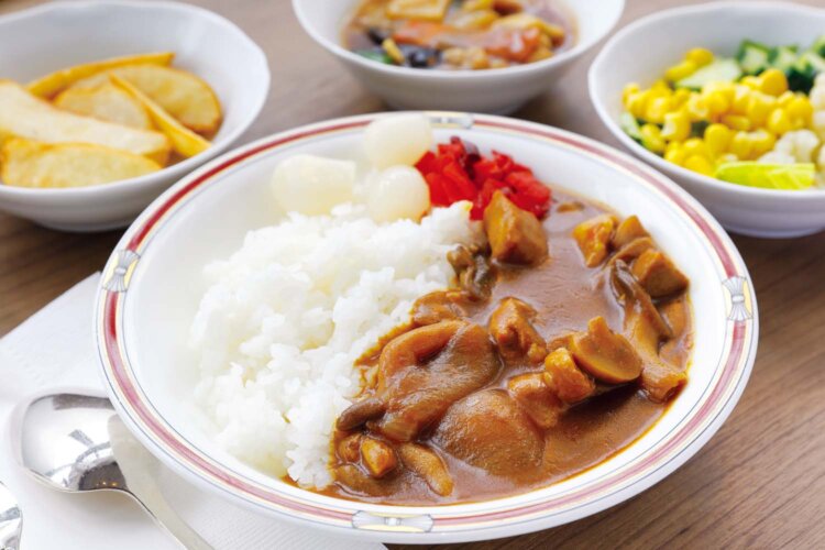 平日11～14時まで、どのプランでもカレー2種やフードがフリー。