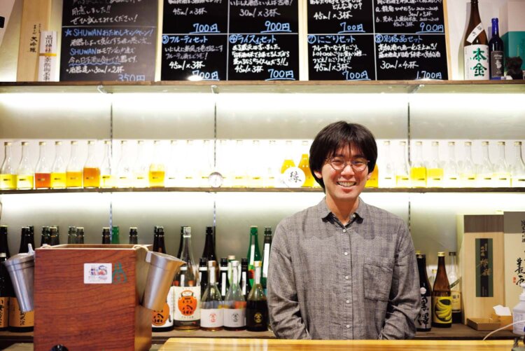 いにしえ酒店店主・滝本さんが、全国の酒蔵を訪ね歩いて厳選した日本酒100種類以上が揃う。