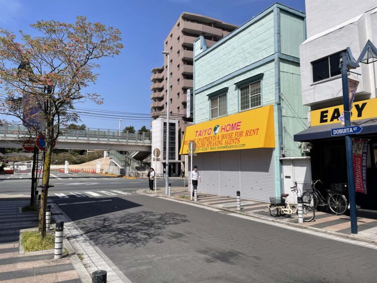 正門の前の通りには英語の看板が並ぶ。