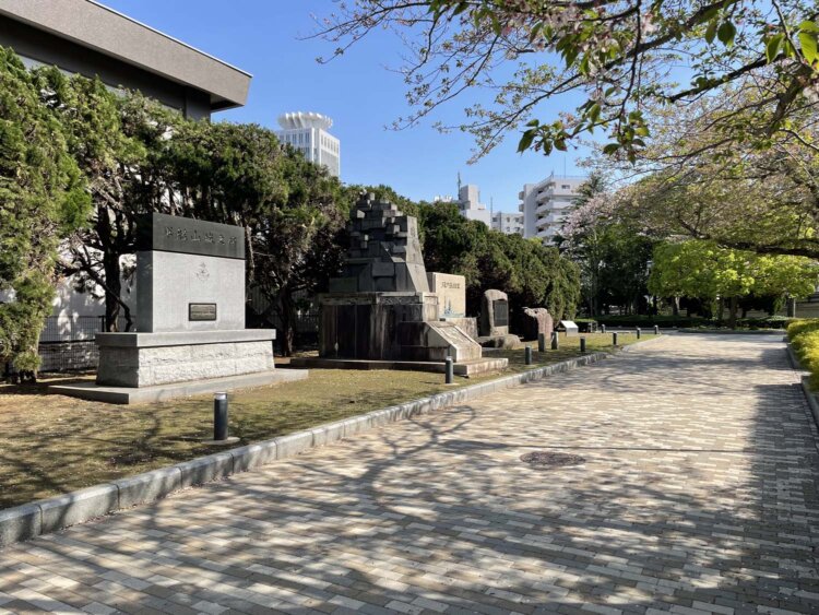 軍艦山城之碑、国威顕彰記念塔、軍艦長門碑などが並ぶ。