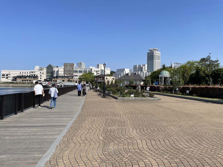 週末なので地元住民、観光客でにぎわっていた。