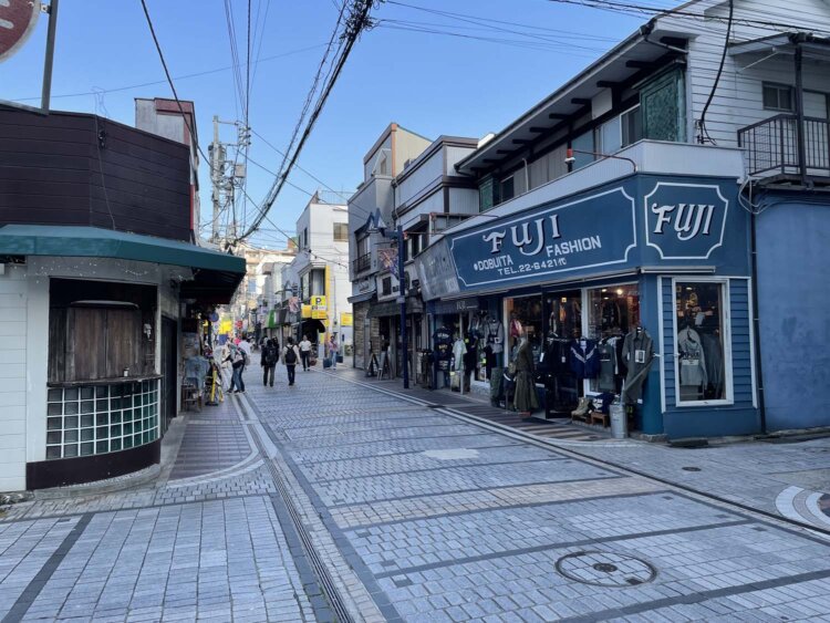ドブ板通り。明治時代のドブ川の幅は1.5mほどあったとか。