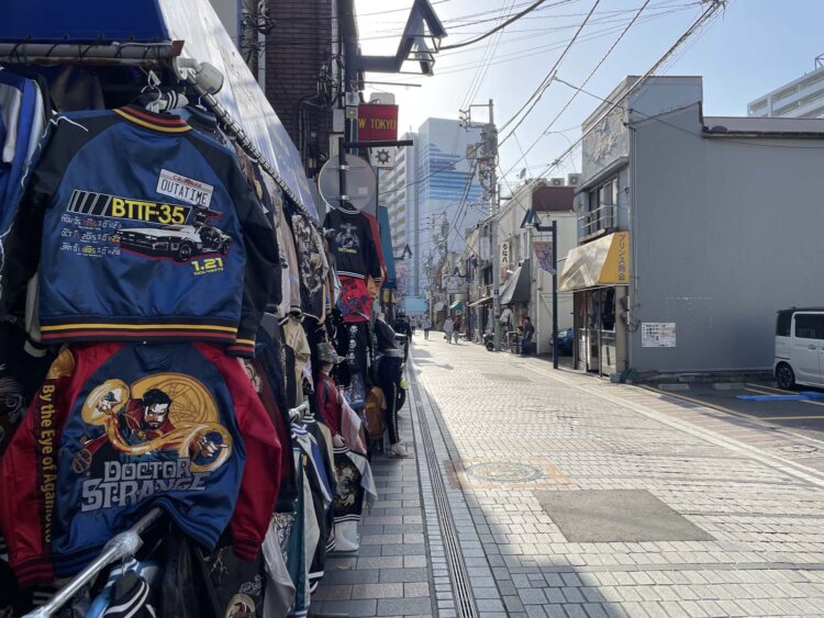 店頭にスカジャンが並ぶ。
