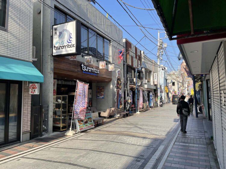 横須賀名物「ネイビーバーガー」を扱うお店。