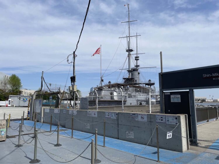 フェリー乗り場の横は三笠公園。戦艦三笠が展示されている。