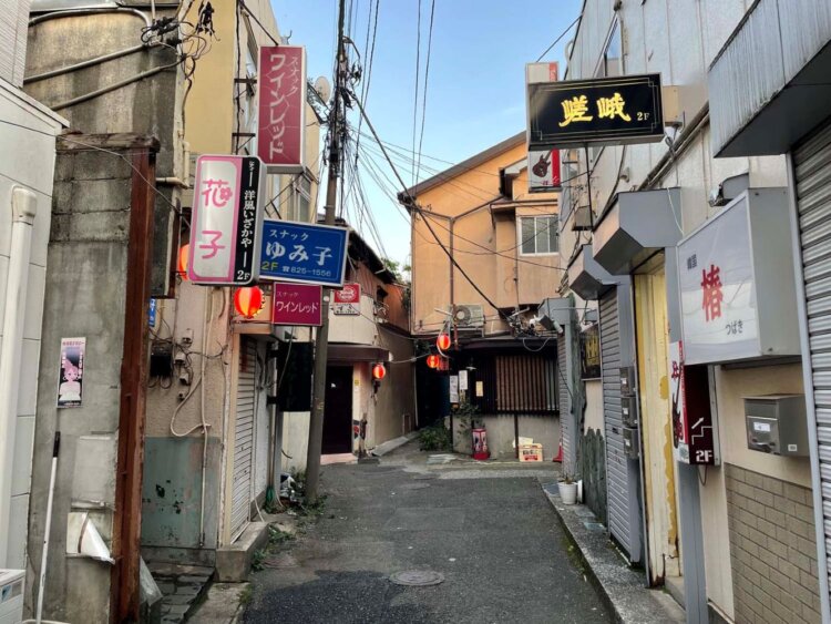 スナックの看板も良い。