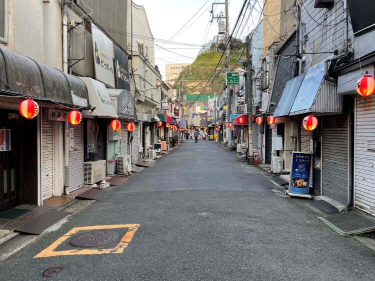 若松マーケット。暗くなる前だったので、にぎわうのはこれからといった雰囲気。
