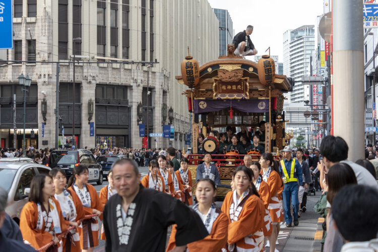 巨大な神輿が新宿の街を練り歩く！「花園神社例大祭」が5月22～25日に開催