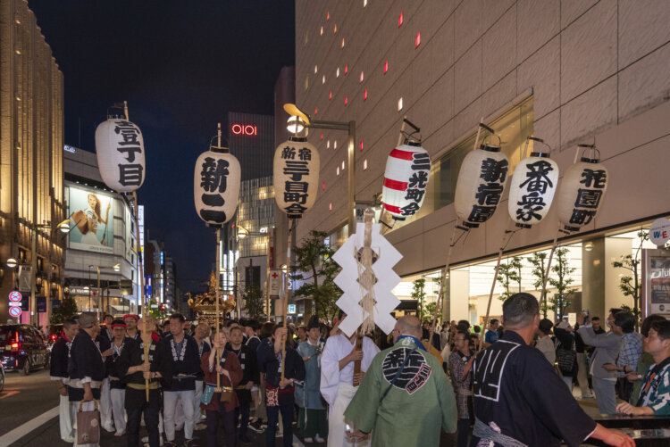 きらびやかな夜の新宿の街を神輿が練り歩き、非日常感たっぷり！
