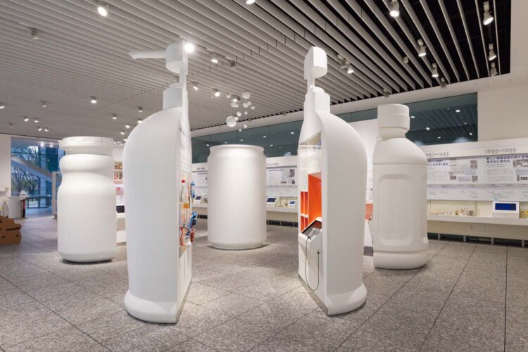 Q＆Aに答えながら容器の今を知る展示「容器包装NOW！」。