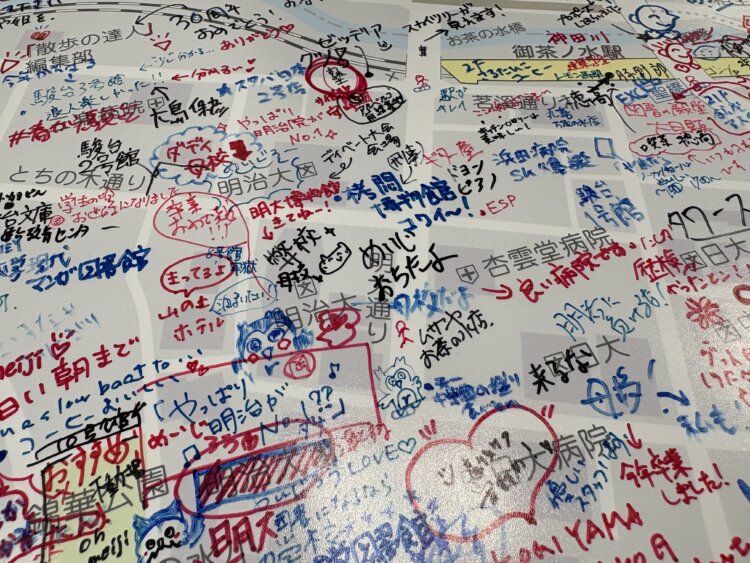明治大学のあたり。「母校だよ」というコメントの近くに「おちたよ」と悲痛なコメント。無事、進学できていますように。