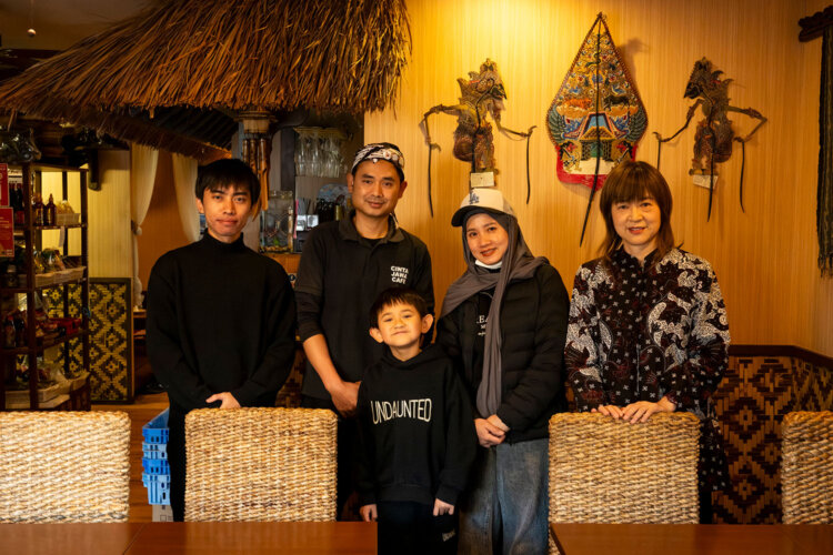 （右から）常連の竹谷さん、ヘルマンさん一家、やはり店の常連客のロニさん。