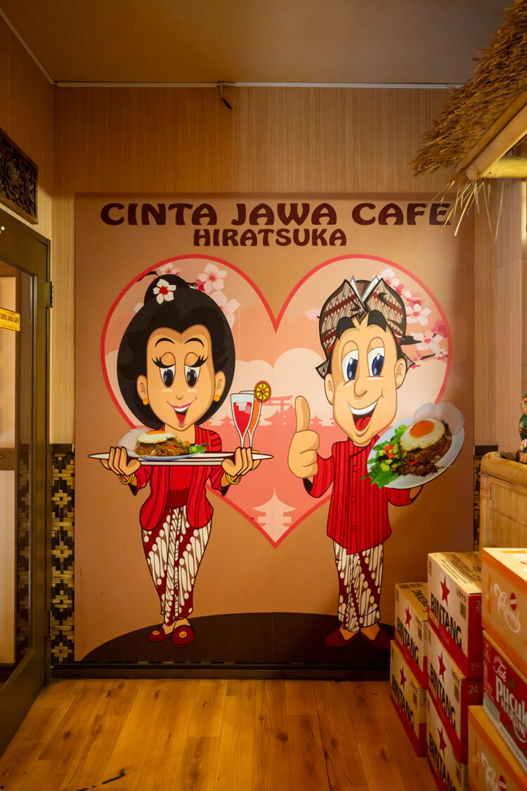 店頭のマスコットキャラと写真を撮っていく人も。