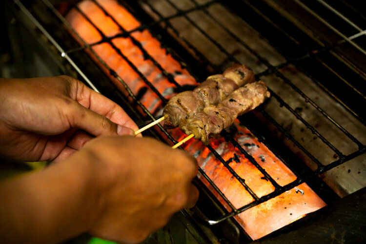 サテを焼く様子は日本の焼き鳥屋と変わらない。